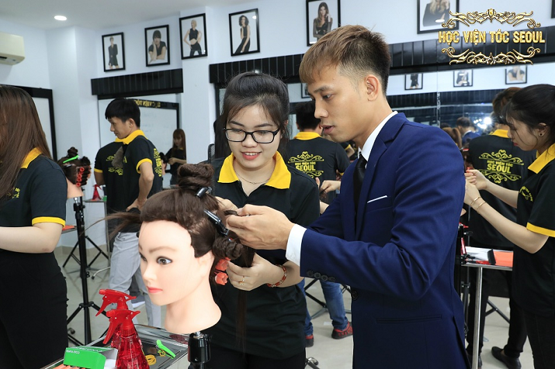 Dịch vụ cắt tóc miễn phí ở Hà Nội hút khách trở lại  Báo Dân trí