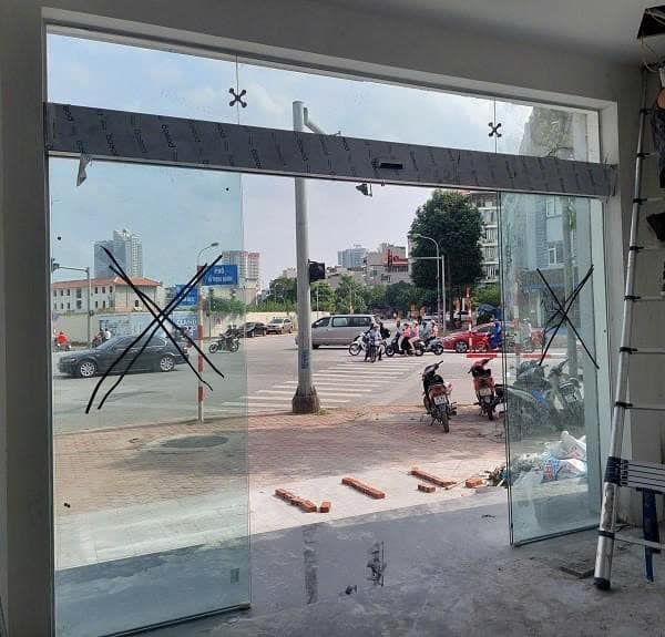 Lắp cửa kính tự động cho mặt bằng kinh doanh tại Hà Nội: Chi phí gồm những gì và chọn thế nào?